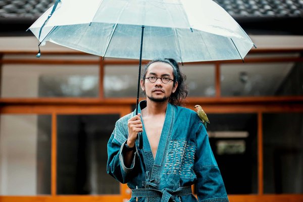 What's the Best Way to Wear a Silk Kimono Jacket in a Professional Setting?